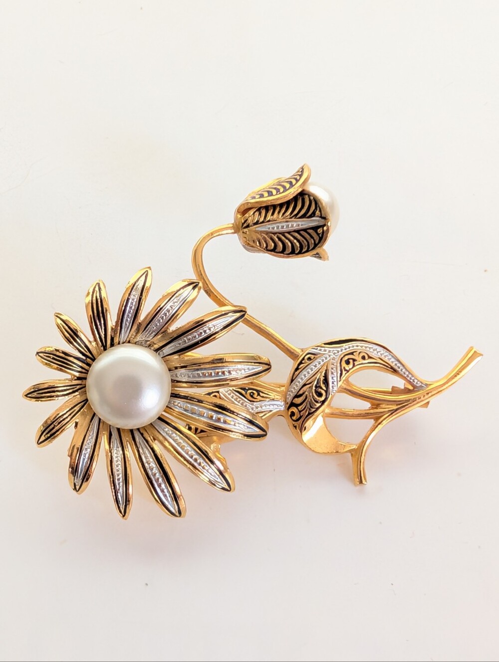 Vintage Damascene Gold Tone Signed Spain Faux Pearl Daisy Flower Brooch
